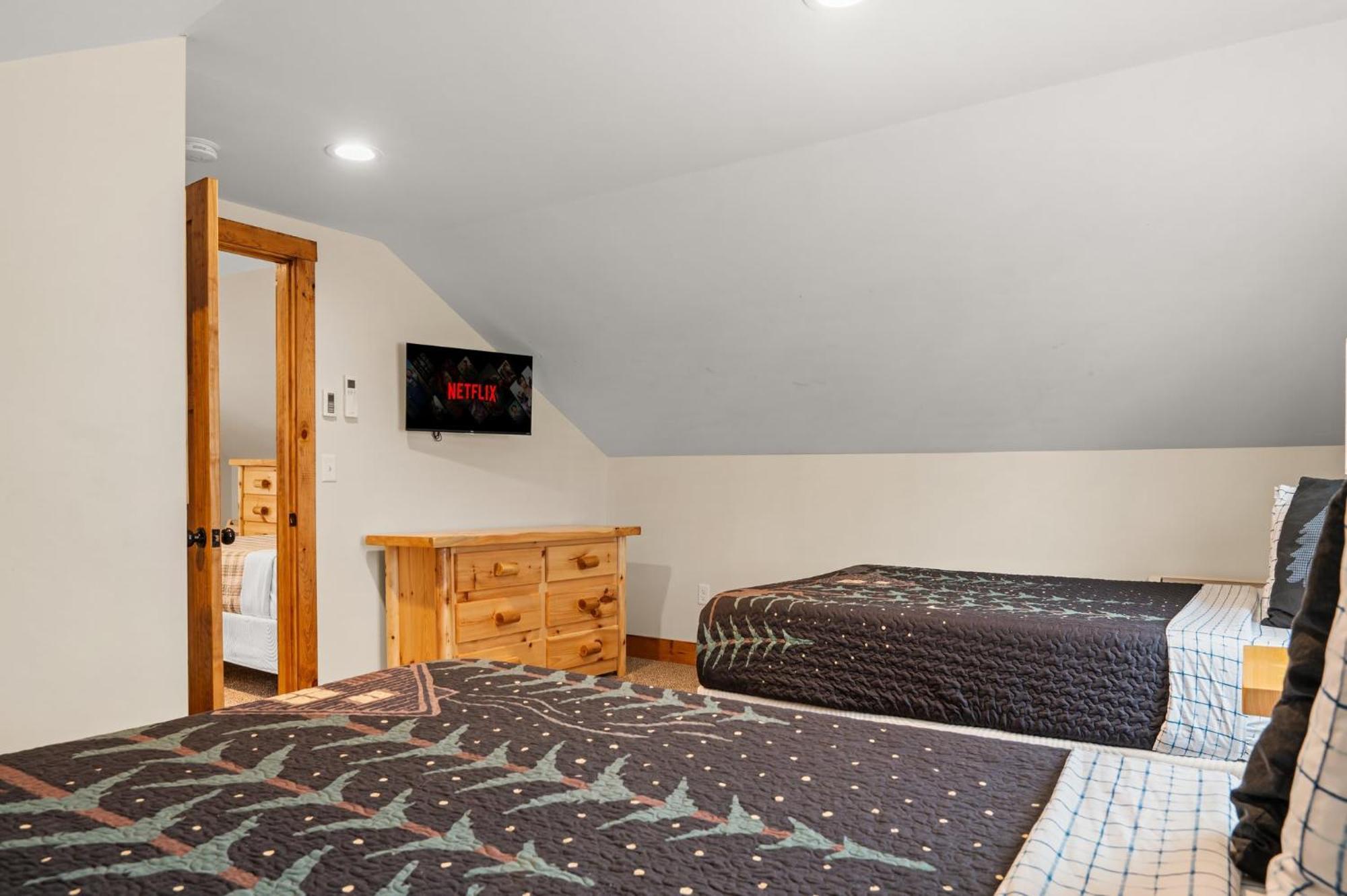 Luxury Sleeps 22 Game Loft Hot Tub Etc * Lake Harmony